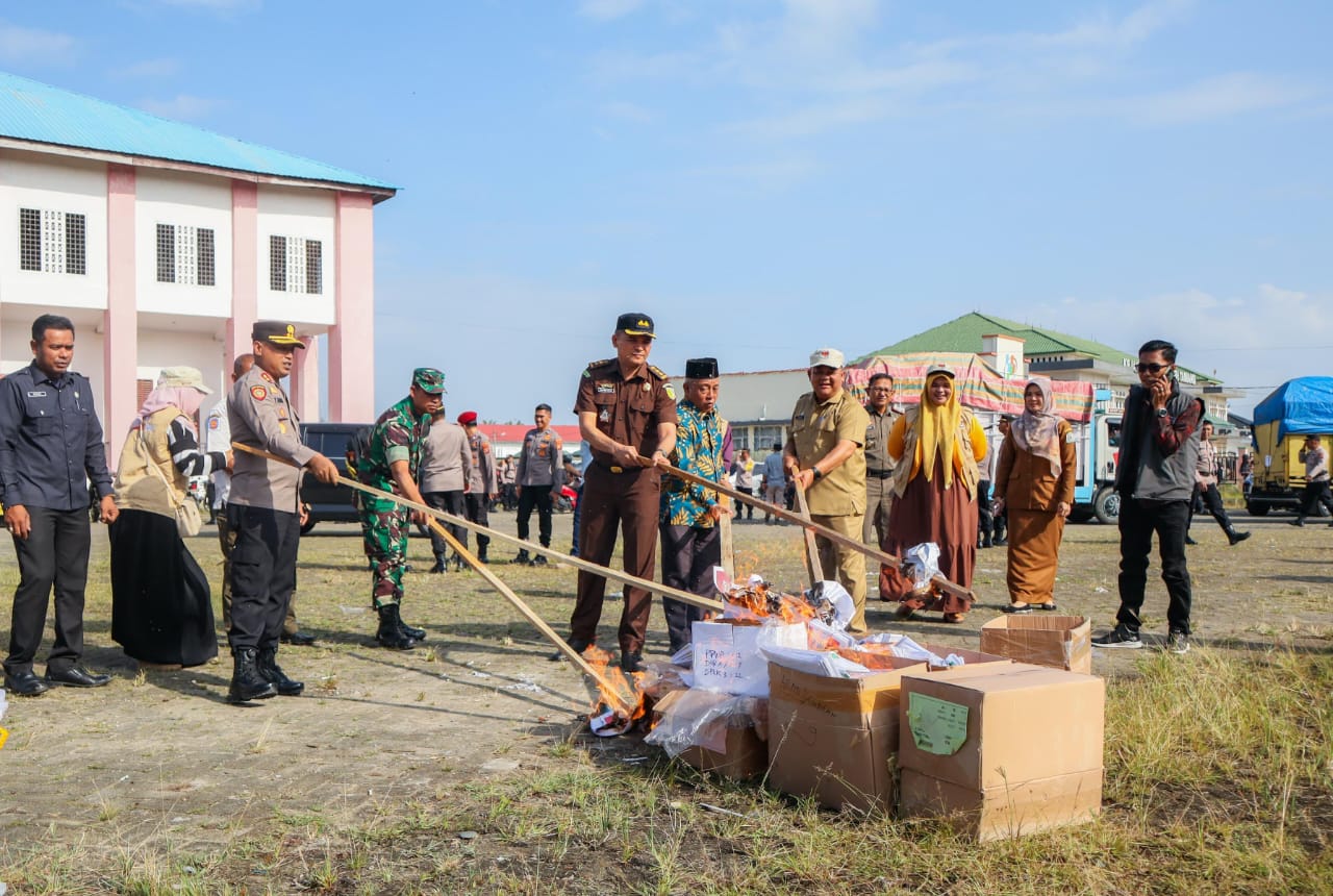 PJ,Bupati Aceh Tamiang bersama Forkopimda bersama KIP musnakan Surat Suara