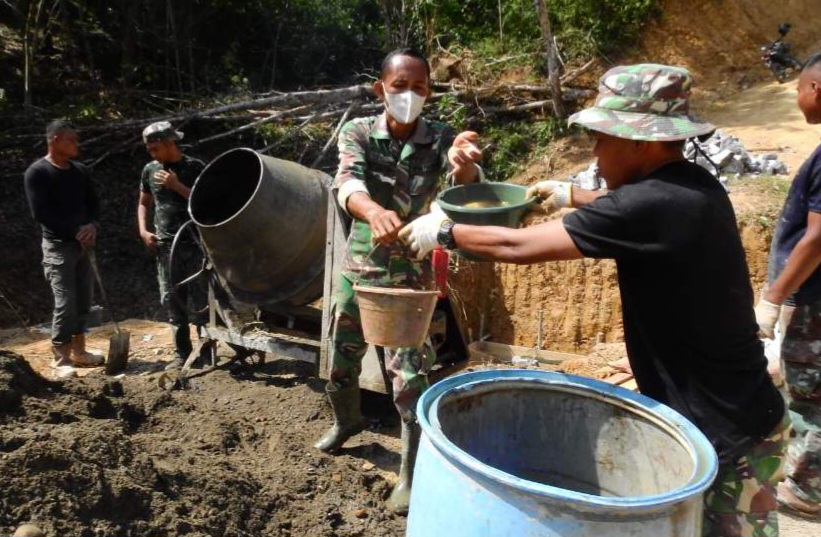 Anggota Satgas TMMD Bahu Membahu Ambil Air untuk Pengecoran Plat Beton