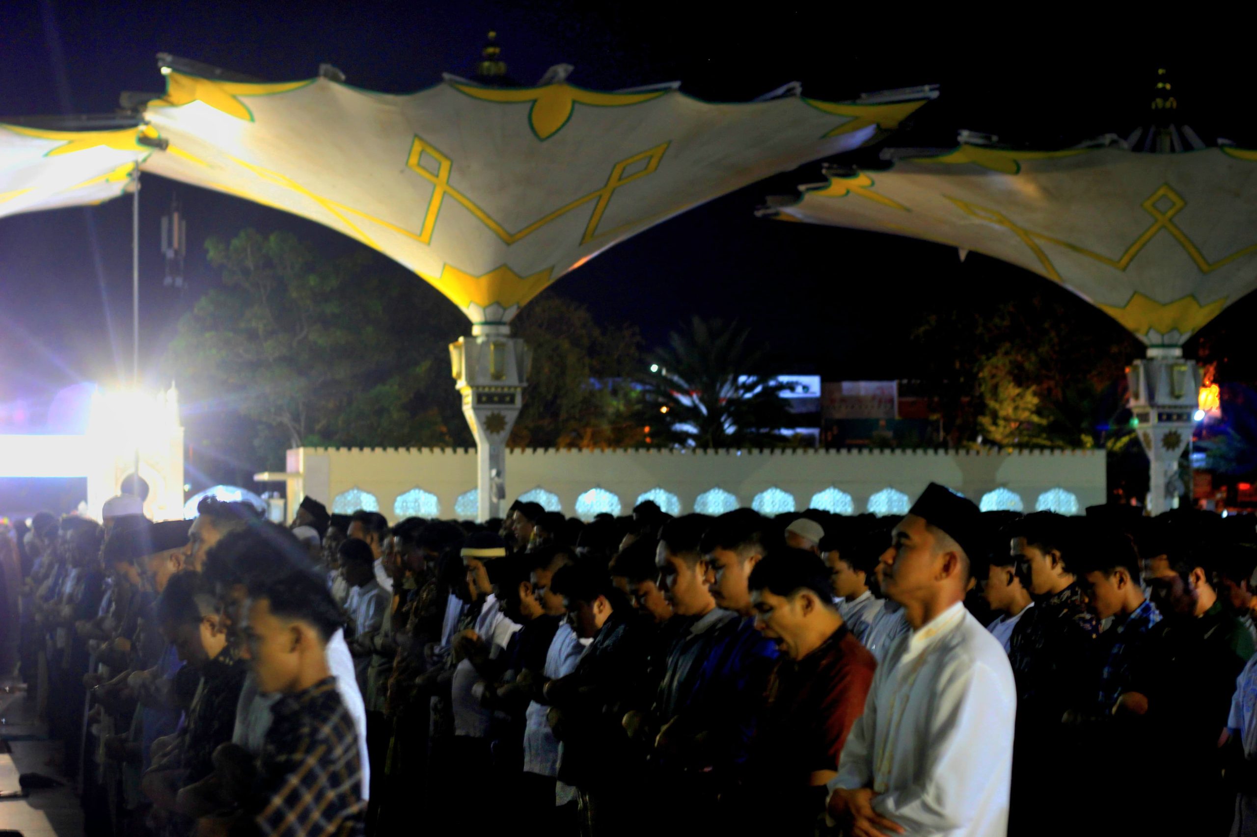 Ribuan Jemaah Memadati Masjid Raya Baiturrahman Banda Aceh Untuk Melaksanakan Salat Tarawih Perdana