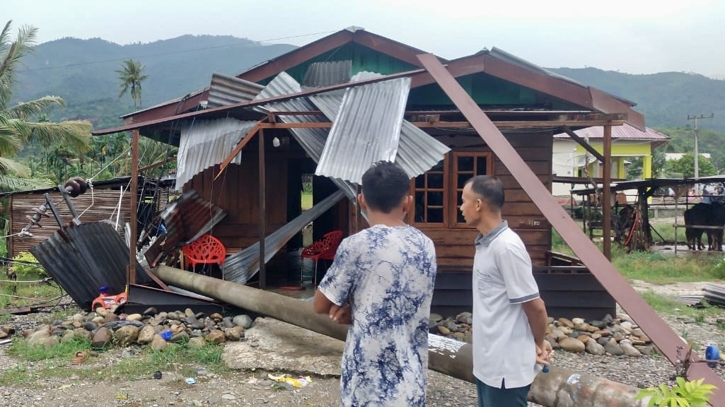 Puluhan Rumah di Agara Puting Beliung Porak Porandakan