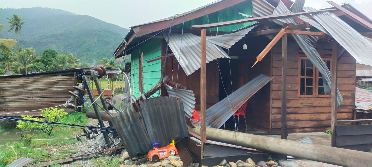 Usai Dirusak Angin Puting Beliung, Jaringan Listrik di Agara Kembali Normal