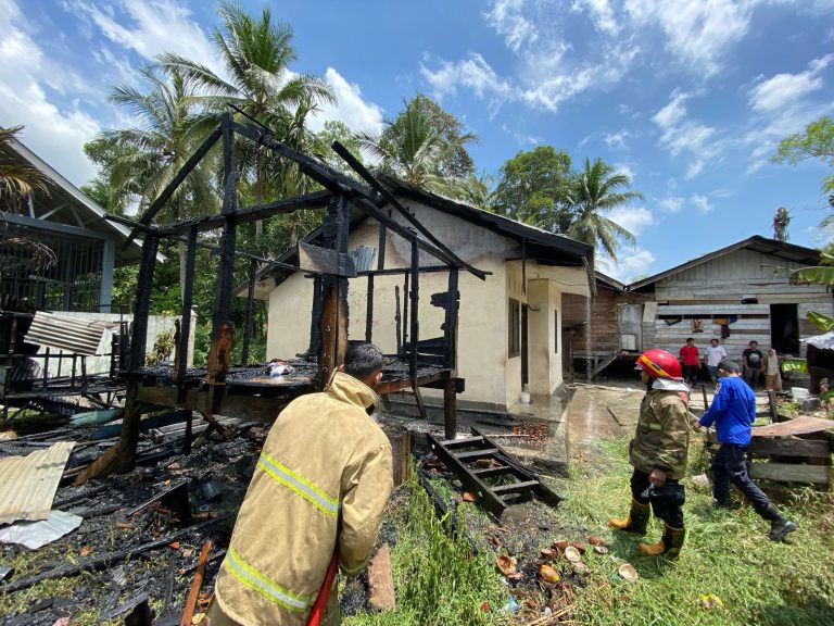 Gudang Barang Bekas Milik Warga Kecamatan Montasik Ludes Terbakar