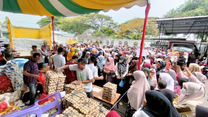 Pasar Murah Di Bireuen Ratusan Warga Antri untuk Beli Sembako