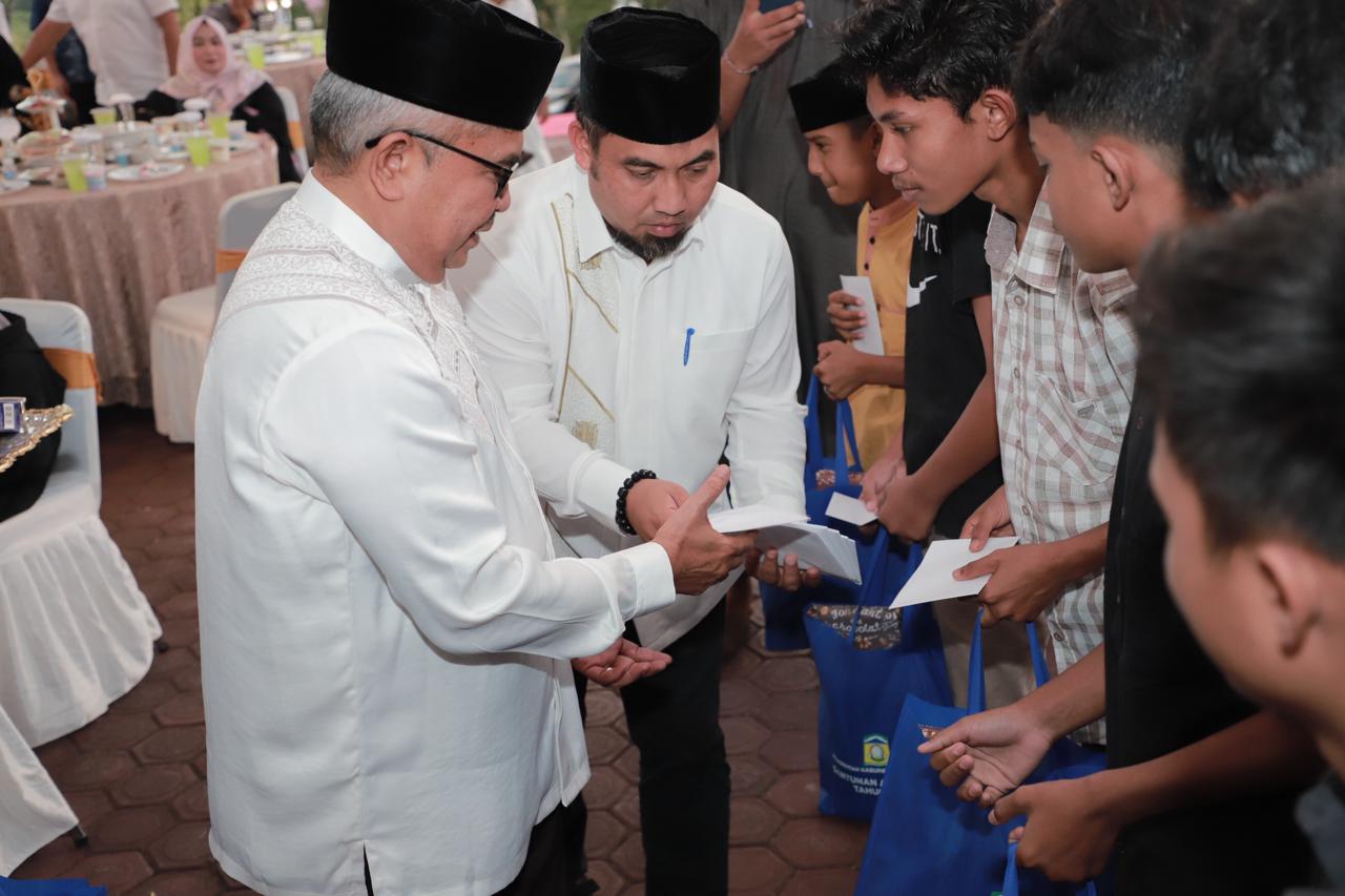 Santuni 25 Anak Yatim, Pj Gubernur Aceh Bersama Pj Bupati Aceh Besar