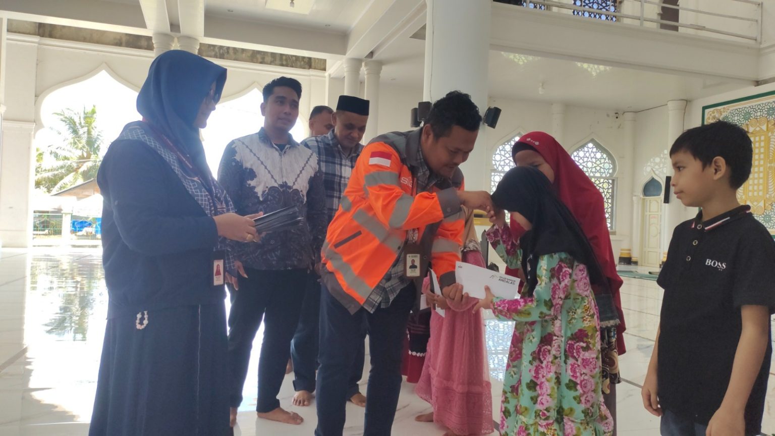 PT Solusi Bangun Andalas Santuni Anak Yatim, Berbagi Kebahagiaan Ramadan