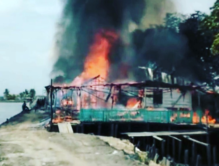 Dilahap Sijago Merah Dua Rumah Ludes