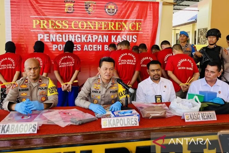 Personel Gabungan Kepolisian Resor Aceh Barat Menangkap Tiga Orang Pria Diduga Terkait Satu Pucuk Senjata Api