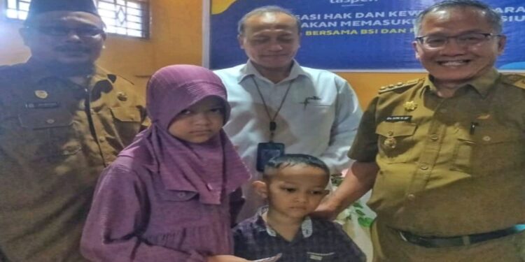 Anak Yatim Piatu Terima SK Pensiun Dari Pj Bupati 