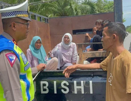 Kenderaan Bak Terbuka yang Angkut Orang Sat Lantas Polres Aceh Barat Tegur