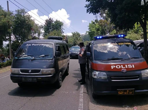 Sampaikan Himbauan Kepada Pengunjung Objek Wisata Danau Lut Tawar, Sat Binmas Polres Aceh Tengah Melakukan Patroli Mobile