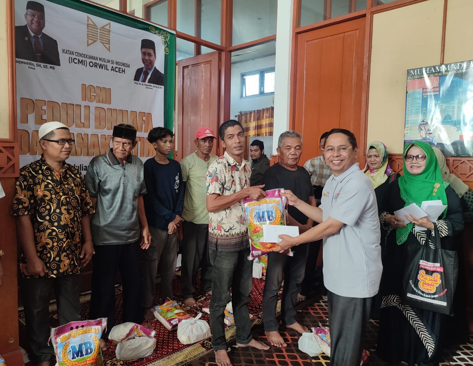 235 Paket Sembako ICMI Aceh Bagikan untuk Kaum Dhuafa