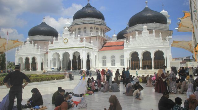 Masjid Raya Baiturrahman Ramai Dikunjungi Wisatawan Luar