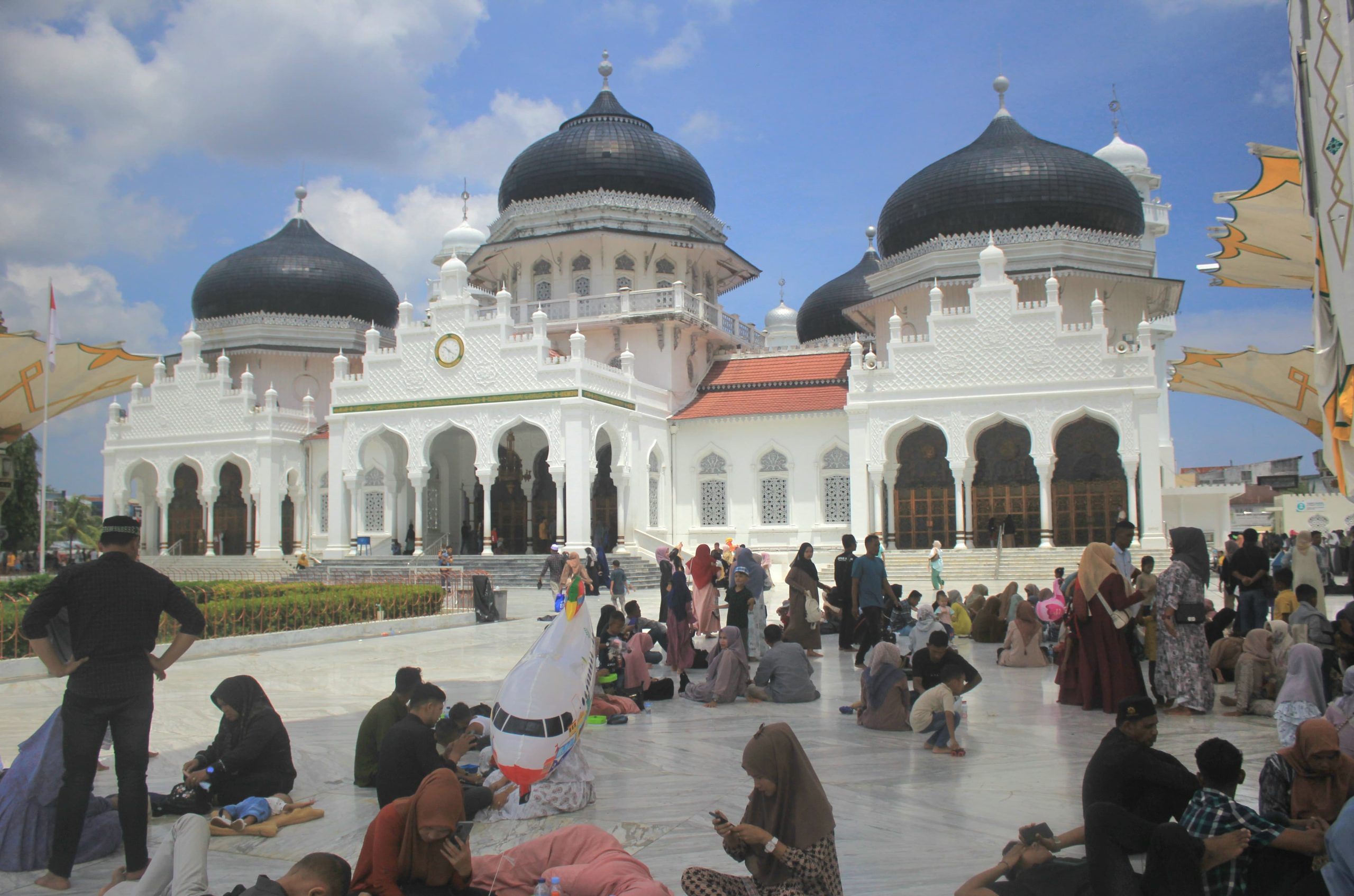 Masjid Raya Baiturrahman Ramai Dikunjungi Wisatawan Luar