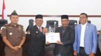 2 Rancangan Qanun dan Dokumen LKPJ 2023 Pj Bupati Pidie Jaya Serahkan