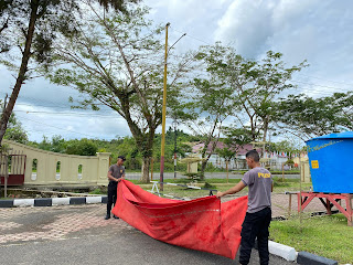 Shalat Idul Fitri di Lapangan Tatang Terawang Tungga Personel Polres Simeulue Siapkan Tempat