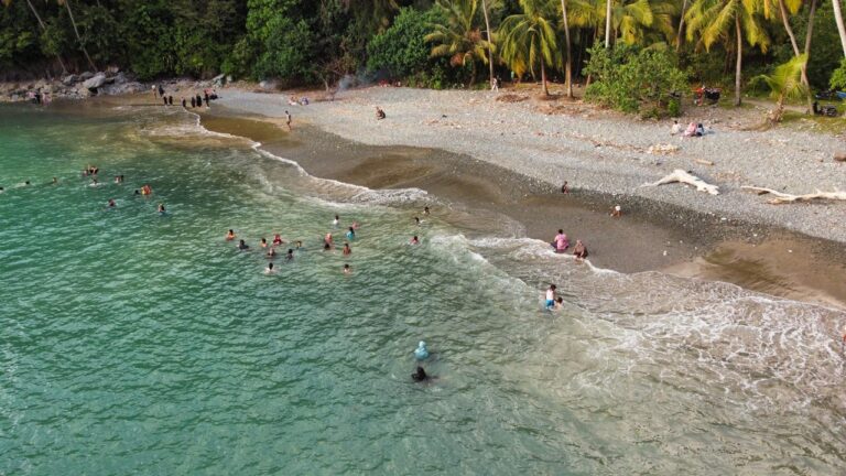 Diserbu Pengunjung Selama Lebaran Objek Wisata Pantai Bate Puteh Aceh Selatan