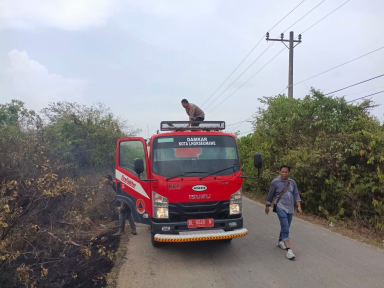 Personil Polsek Kuta Makmur Bantu Padamkan Api, Kebakaran Lahan