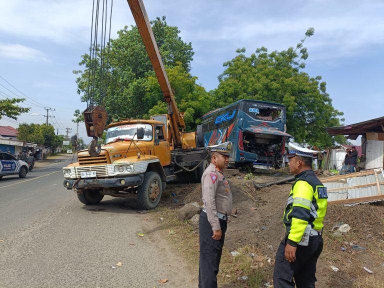 Polisi Amankan Lokasi dan Evakuasi Bus di Muara Batu, Kecelakaan Lalu Lintas