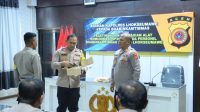 Untuk Dukung Tugas Bhabinkamtibmas Kapolres Lhokseumawe Serahkan HP Motorola LEX 11