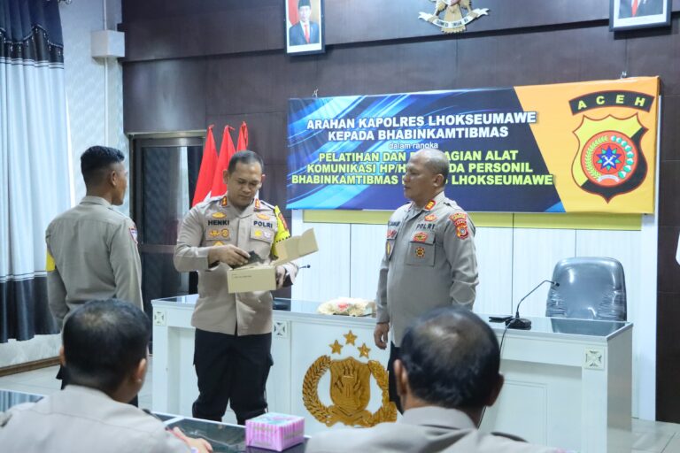 Untuk Dukung Tugas Bhabinkamtibmas Kapolres Lhokseumawe Serahkan HP Motorola LEX 11