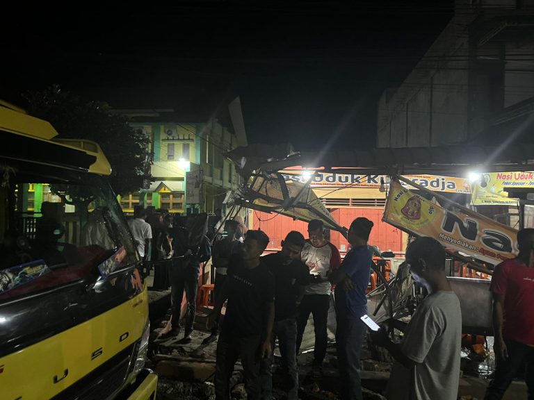 Truk Seruduk Warung Nasi Uduk di Aceh Timur, Gegara Sopir Mengantuk