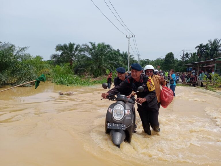 Aceh Membantu Masyarakat Yang Terdampak Banjir, Quick Respon Brimob Aceh