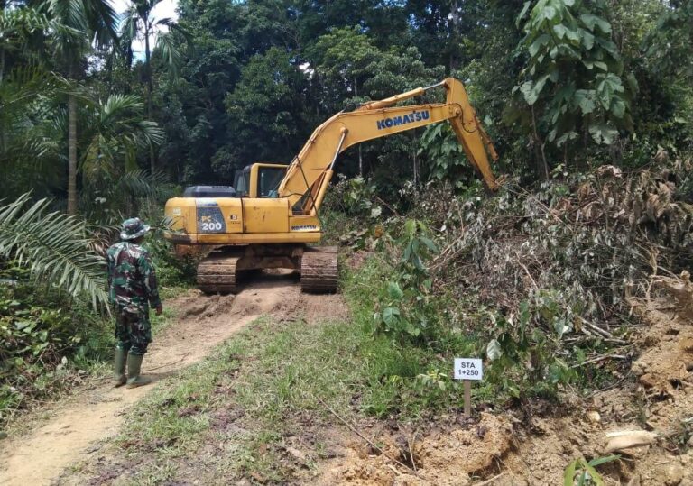 Satgas TMMD Reg-120 Kodim 0116/Nara langsung Buka Parit Kanan Kiri Jalan, Utamakan Sasaran Fisik