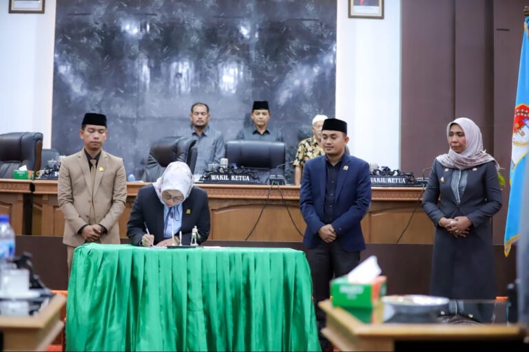 Dalam Rapat Paripurna DPRK Nagan Raya, Pj Bupati Fitriany Farhas Hadiri Penyampaian Pendapat Akhir