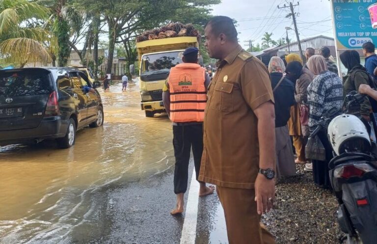 Jalan Nasional Lintas Meulaboh- Tapaktuan Dikepung Banjir 