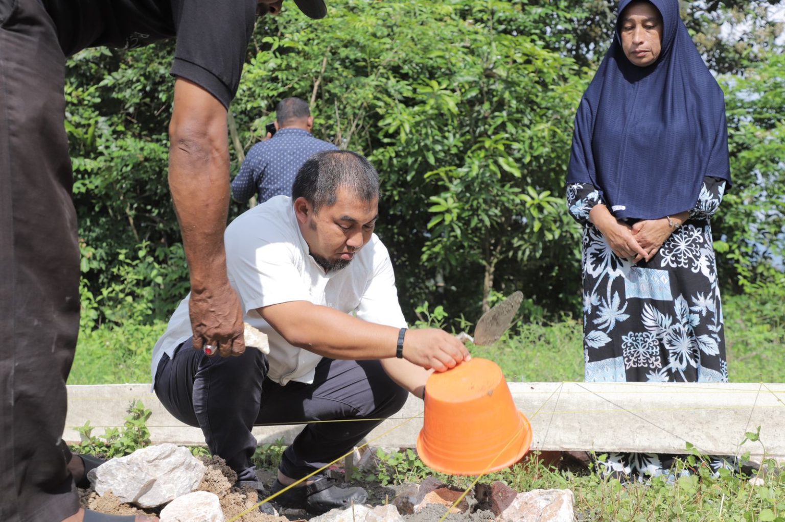 Pembangunan Rumah Dhuafa Hasil Swadaya Warga, Pj Bupati Aceh Besar Letakkan Batu Pertama