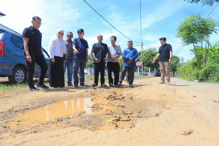 Jalan Rusak Di Permukiman Warga PJ Wali Kota Tinjau