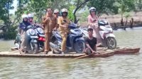 Warga Desa Naleung Terpaksa Gunakan Rakit, Jembatan Utama Rusak