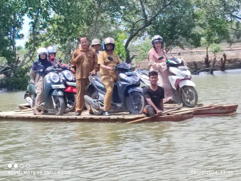 Warga Desa Naleung Terpaksa Gunakan Rakit, Jembatan Utama Rusak