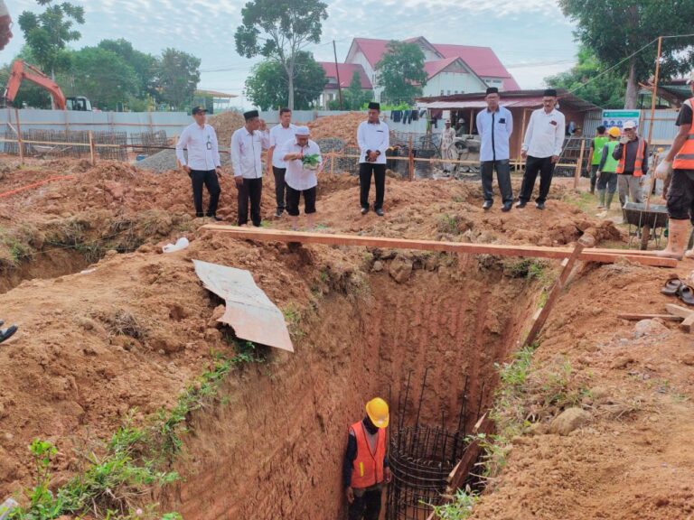 Lakukan Peletakan Batu Pertama Pembangunan PLHUT, Kakankemenag Pidie Jaya