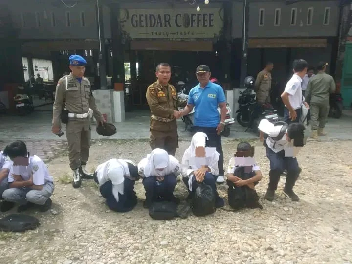 Berkeliaran Saat Jam Belanjar, Satpol-PP Dan WH Kota Langsa Lakukan Tertip Siswa