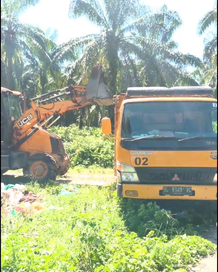 KepDes Serta Camat Peduli Lingkungan & Kebersihan Pasar, Masyarakat Acung Dua Jempol