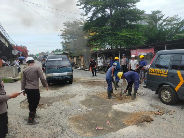 Polsek Gumer Lakukan Penambalan Jalan Berlubang, Antisipasi Kecelakaan