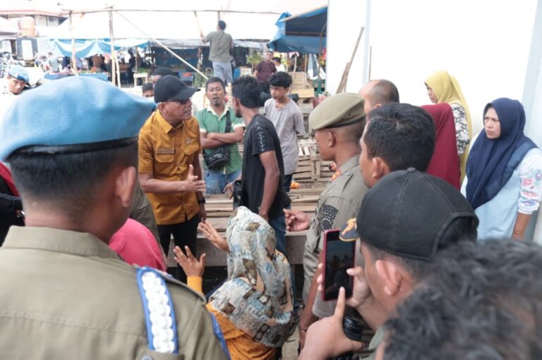 Tim Gabungan Ditertibkan Bangunan Liar di Pasar Induk Lambaro