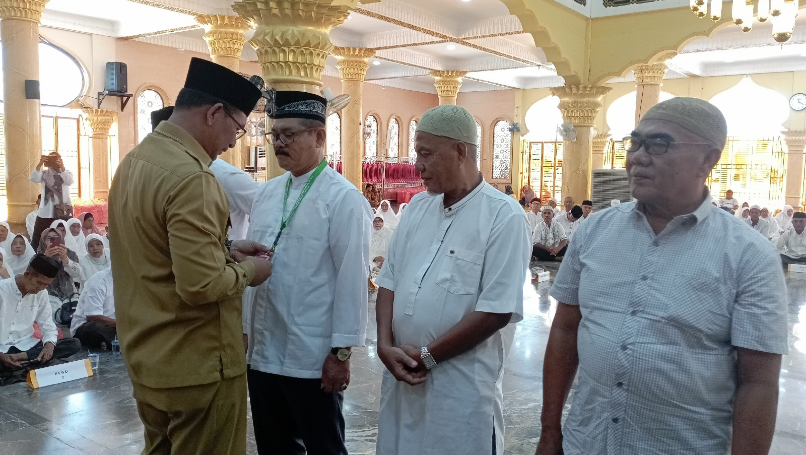 Bj Bupati Lepas 148 jamaah Haji Aceh Selatan