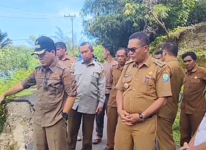 Jalan Longsor Menuju Salur Latun, Pj Bupati Simeulue Tinjau Langsung