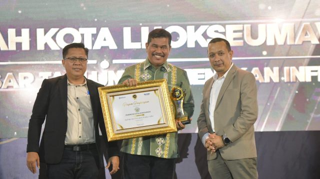 Tekan Inflasi Pj Walikota Lhokseumawe A Hanan Terima Penghargaan Serambi Awards 2024