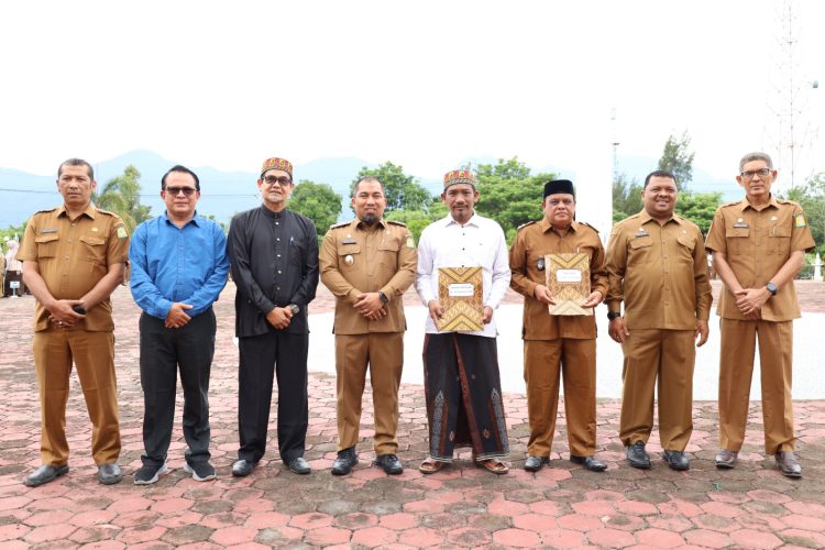 SK Pengakuan dan Perlindungan Masyarakat Hukum Adat, Pj Bupati Aceh Besar Serahkan