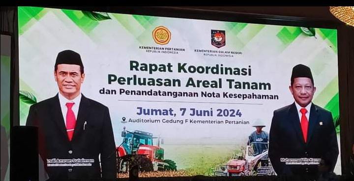 Saat Hadiri Rakor Perluasan Areal Tanam Dan MoU Dua Menteri, Aceh Singkil Terima Traktor Dan Alat Pompanisasi