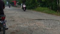 Jalan Berlubang di Lamreung Aceh Besar Tak Kunjung Diperbaiki, Warga Mengeluh