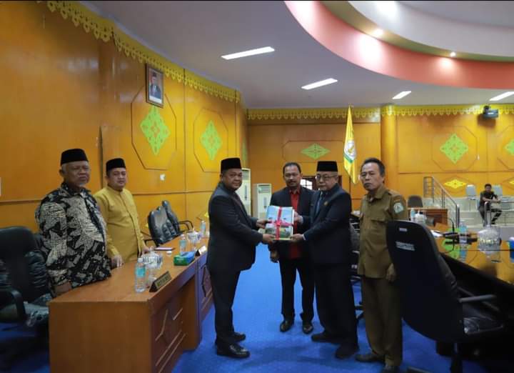 PJ. BUPATI ACEH TAMIANG HADIRI SIDANG PARIPURNA PELAKSANAAN APBK 2023