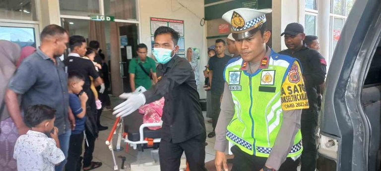 Antar Jenazah Korban Kecelakaan ke Rumah Duka, Kasat Lantas Polres Aceh Timur