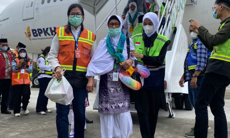 Tiba di Tanah Rencong, 393 Jemaah Haji Aceh Kloter Pertama