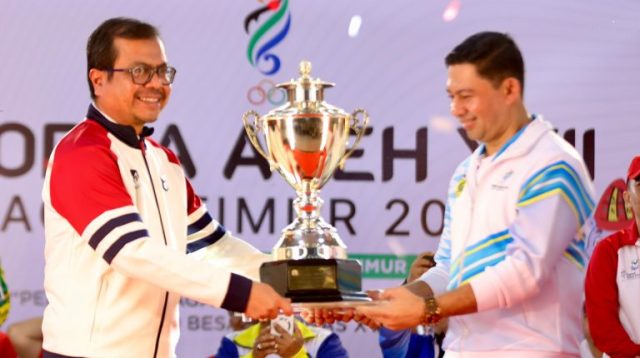 Pj Sekda Aceh Serahkan Piala Juara Umum Popda