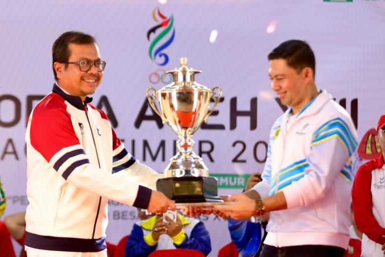 Pj Sekda Aceh Serahkan Piala Juara Umum Popda