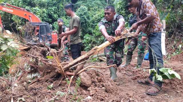 TNI Buka Jalur Menuju Makam Cut Meutia Di Aceh Utara